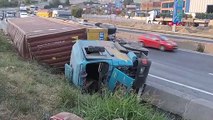 L'homme qui était sous le camion renversé est mort horriblement ! Je ne supporte pas de regarder les images