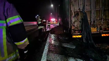 경부고속도로 달리던 25t 화물차 화재 / YTN