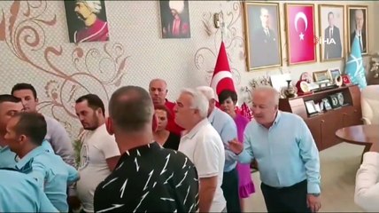Une bagarre a éclaté entre le maire d'Antalya et le porte-parole du groupe du parti Iyi
