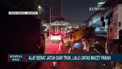 Arus Lalu Lintas dari Gedung DPR Arah Slipi Macet Parah Akibat Alat Pengaspal Jatuh dari Truk!