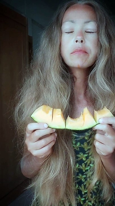 L’influenceuse Zhanna D’Art, 39 ans, spécialiste dans les régimes alimentaires serait morte de... malnutrition en prônant une alimentation uniquement à base de fruits et sans boisson !