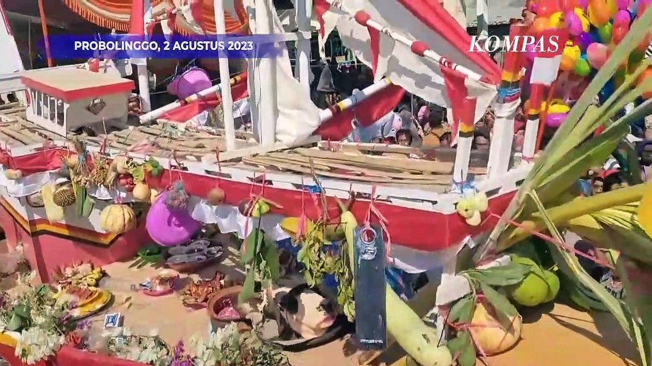 Momen Tradisi Petik Laut, Warga Probolinggo Berebut Sesaji dari Kapal Nelayan