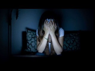 Cette mère filme sa baby-sitter dans la chambre de son bébé, les images sont terrifiantes !