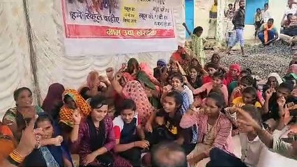 गांव में स्कूल खोलने की मांग को लेकर चौथे दिन भी धरना जारी