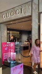 لحظة سرقة متجر غوتشي في بيفرلي هيلز وهروب العصابة أمام الأمن!