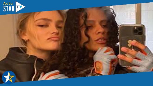 Lily-Rose Depp vêtue d’un top transparent : sa tenue sexy pour une sortie avec sa chérie