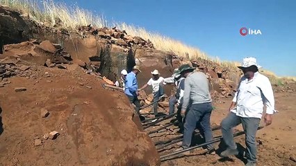Ahlatlı taş ustaları kavurucu sıcakta ekmeklerini taştan çıkarıyorlar