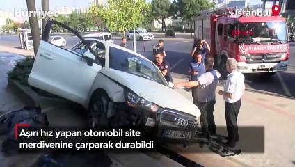 Aşırı hız yapan otomobil site merdivenine çarparak durabildi