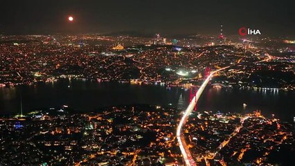 Impressionnante vue sur la Super Lune à Istanbul