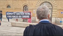 Banderole en soutien aux forces de l'ordre devant le tribunal