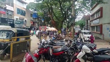 धारवाड़ पुराने बस स्टेशन पर यात्रियों का जमघट