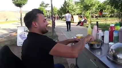 Hastalığı çalışmasına engel olmadı... Tekerlekli sandalyesiyle ekmeğini kazanıyor