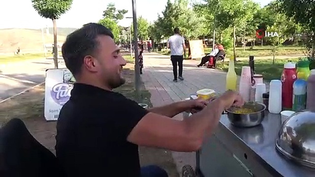 Hastalığı çalışmasına engel olmadı... Tekerlekli sandalyesiyle ekmeğini kazanıyor