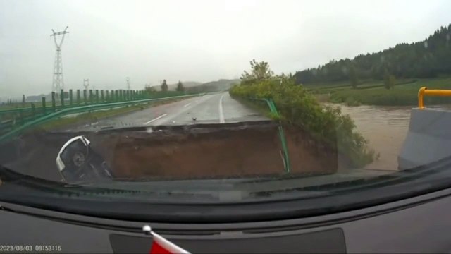 Ponte na China colapsa devido a inundações. Vários carros caem ao rio