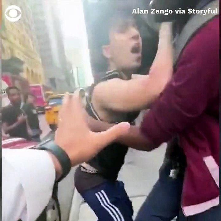 Etats-Unis: Regardez ces passants plaquer au sol un homme qui fuyait la police après avoir volé une voiture et percuté des piétons à New York - VIDEO