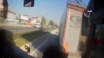 Accident impliquant un autobus, un camion et un midibus devant la caméra ： 2 blessés