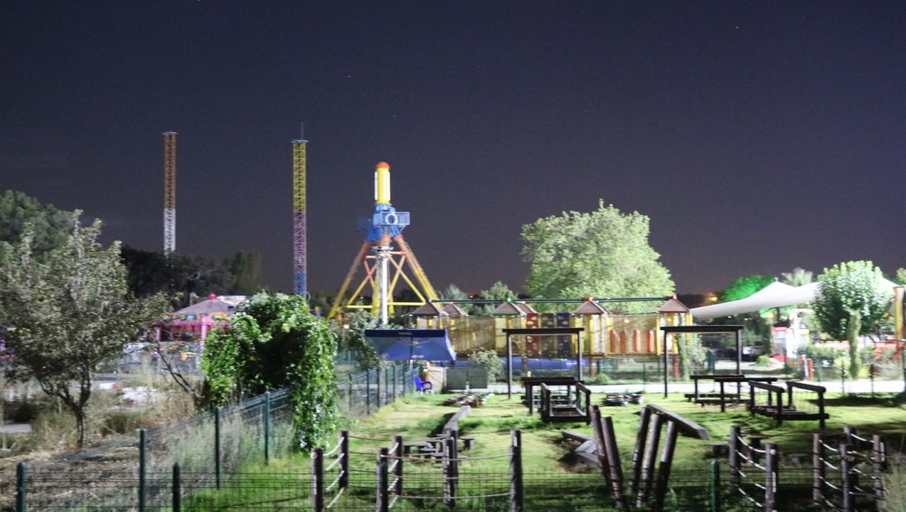 İzmir'de bulunan lunaparkta ağaç dallarına çarpan salıncaktaki altı kişi yaralandı