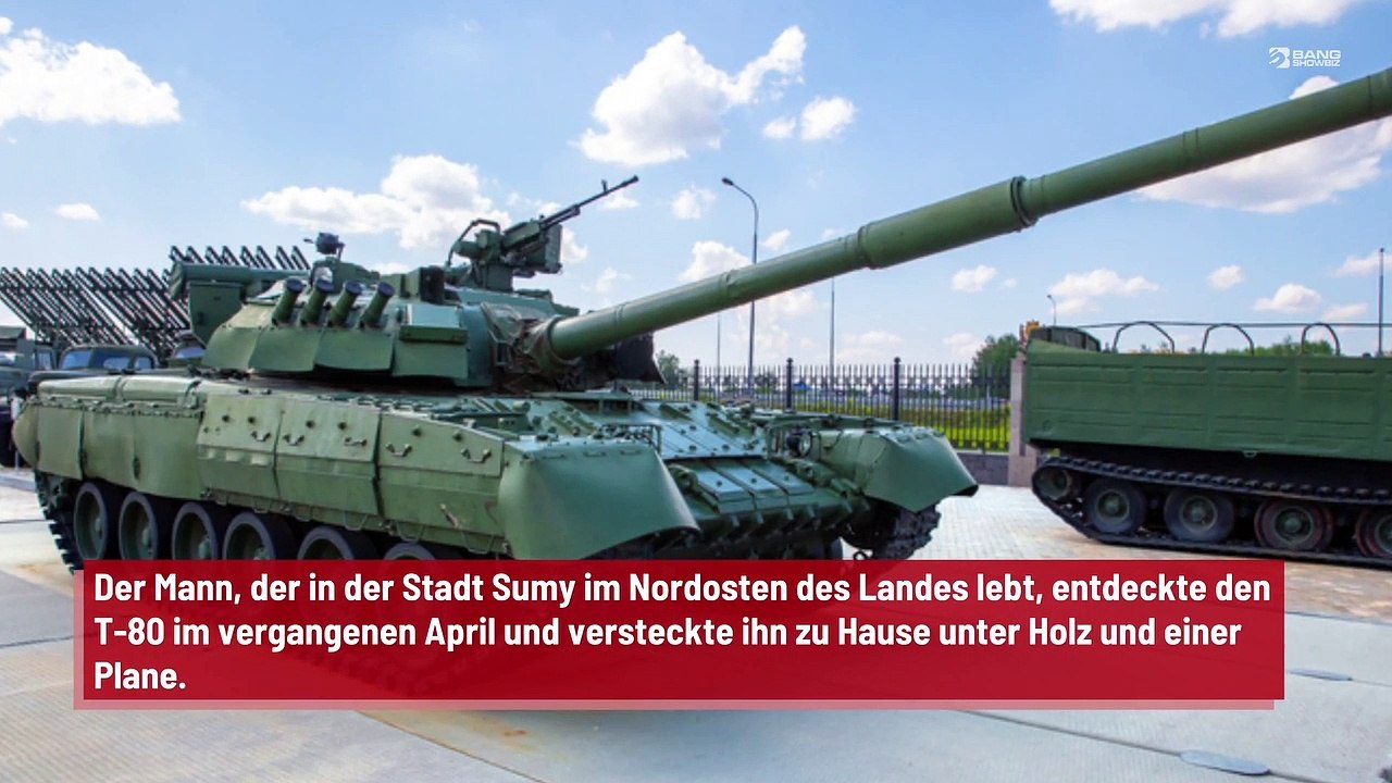 Ukrainischer Bauer hat einen russischen Panzer als 'Kriegssouvenir' in seinem Garten