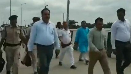 खगड़िया: गंडक पुल चालू नहीं होने से लोग परेशान, IAS अधिकारी पांव पैदल चलकर पुल किए पार