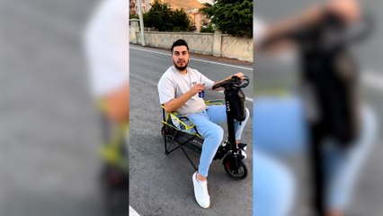 Akaryakıt zamlarını sosyal medyada tiye alan gençler elektrikli scootera katlanır sandalye koydu