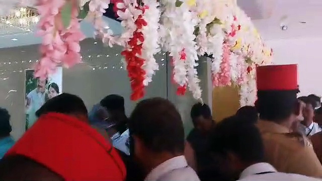 நடிகர் பிரபு, ரெஜினாவை காண முண்டியடித்த ரசிகர்கள்; திறப்பு விழாவுக்கு முன்பே உடைந்து நொறுங்கிய கதவுகள்