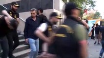 La personne détenue devant le palais de justice où les suspects détenus dans le cadre de l'attaque d'Esenyurt ont été transférés
