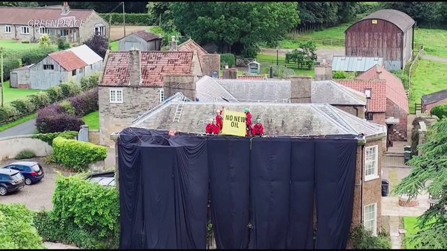 Ambientalistas cobrem casa de premiê britânico com tecido preto