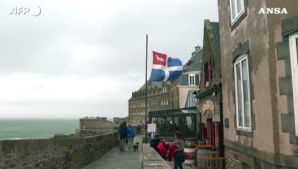 La tempesta "Patricia" spazza la Francia, venti e mareggiate a Saint-Malo