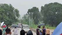 नदी में आई बाढ़, फिर भी बस ड्राइवर ने तेज बहाव में निकाल दी बस- देखें वीडियो