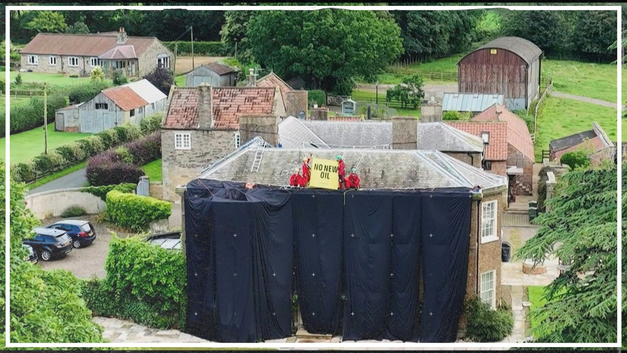 Greenpeace verhüllt Landhaus des britischen Premiers schwarz