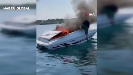 Korku dolu anlar! Yanan tekneden denize atlayarak kurtuldular