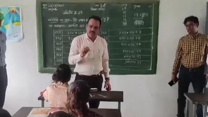 खरगोन: कलेक्टर ने अध्यापक बनकर बच्चों की ली क्लास, इस अंदाज में पढ़ाया ये पाठ