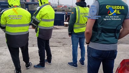 Descarga de fardos del velero de la cocaína