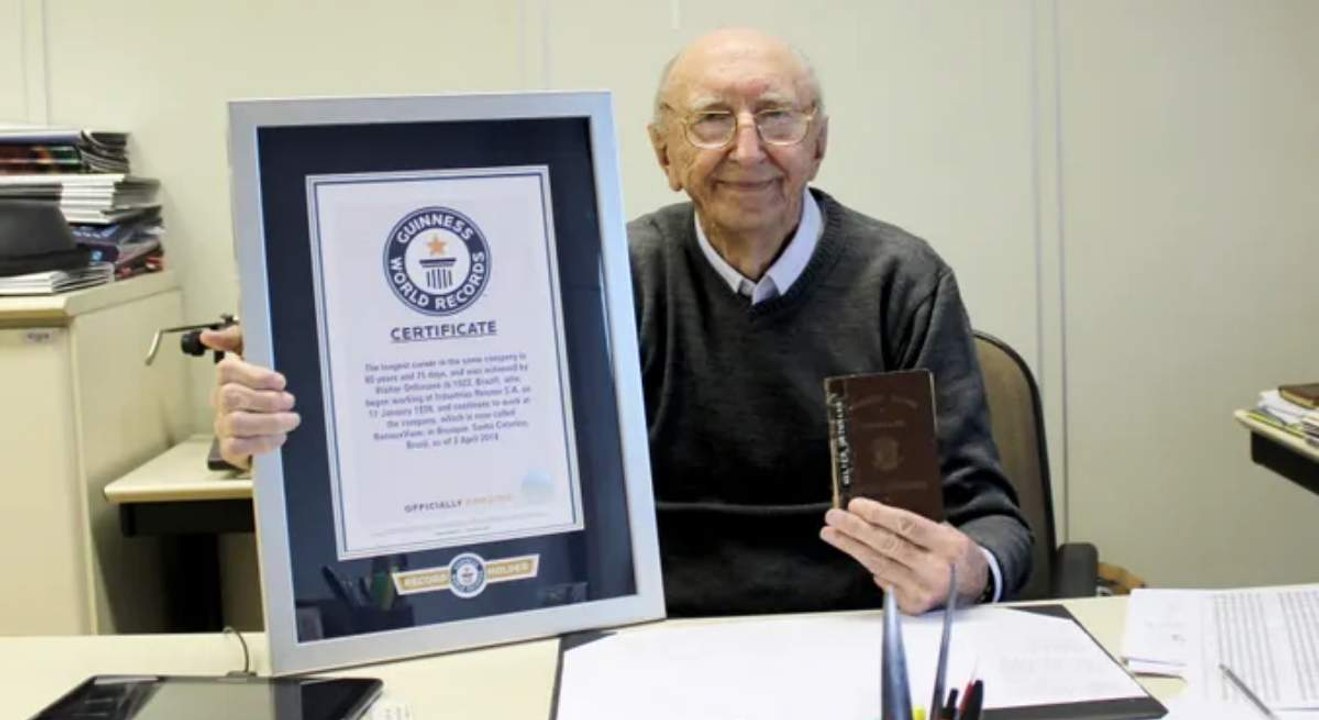 Un hombre de 100 años logra el récord de más años trabajando para la misma empresa: este es su mejor consejo profesional