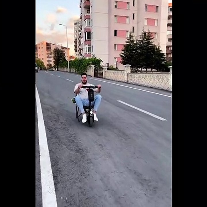 Akaryakıt zamlarını ti'ye aldılar! Elektrikli skutere katlanır sandalye koyarak seyahat etti