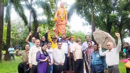राष्ट्र कवि डॉक्टर मैथिली शरण गुप्त को उनकी जयन्ती पर  प्रतिमा पर माल्यार्पण कर किया गया नमन, देखें वीडियो