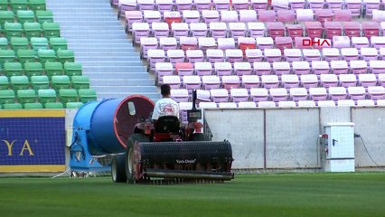 L'herbe du stade de Diyarbakır est protégée de la chaleur