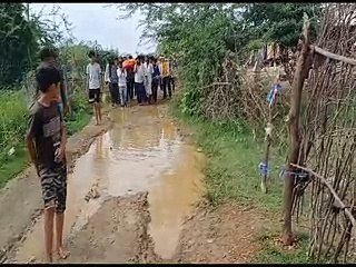 अंतिम संस्कार के लिए कीचड़ से गुजरना पड़ रहा-video