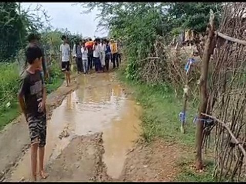 अंतिम संस्कार के लिए कीचड़ से गुजरना पड़ रहा-video