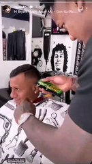 Romell Quioto debuta como barbero ¿se aleja del fútbol?