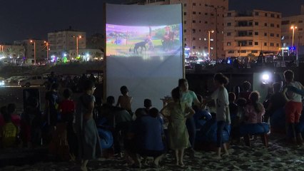على شاطئ غزة "سينما البحر" مبادرة نادرة في قطاع لا يضم دورا للسينما