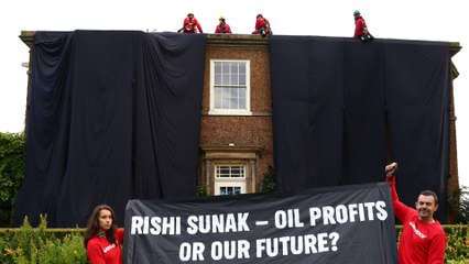 Por qué varios activistas cubrieron de negro la casa del primer ministro británico