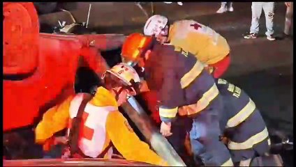 Rescatan a dos hombres tras protagonizar un aparatoso accidente