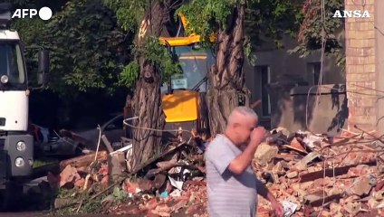 Download Video: Ucraina, droni russi colpiscono una scuola a Kharkiv: la rimozione delle macerie