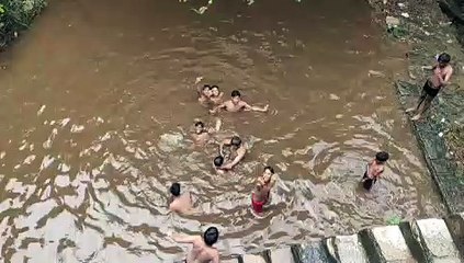उमस भरी से राहत पाने के लिए बच्चे ऐसे कर रहे है जुगत,देखे वीडियो