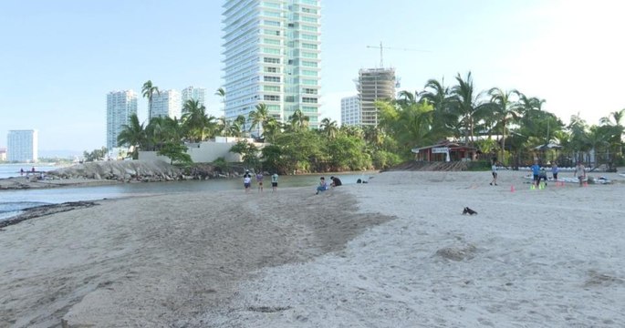 ¡Sin temor! Cientos disfrutan de la playa del Holi, que reprobó exámenes sanitarios de Cofepris