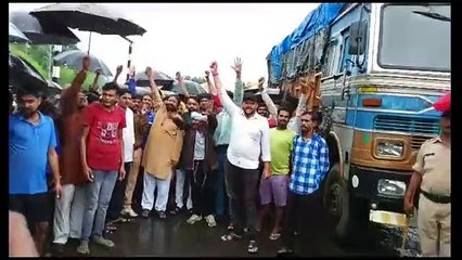 Download Video: Farmers kept sitting on the road for seven hours in the rain, shouting slogans