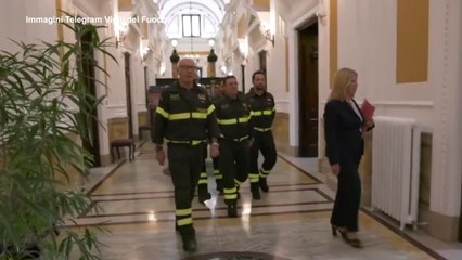Piantedosi incontra i vigili del fuoco della foto simbolo degli incendi