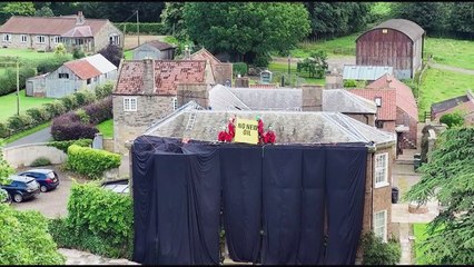 Download Video: Activistas ambientales cubren de negro la casa del primer ministro británico