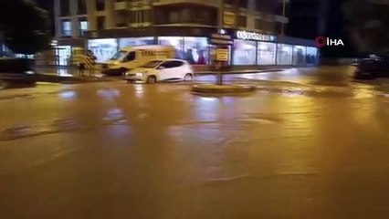 İzmir’de hareketli gece: Ana boru patladı, 2 mahalleyi su bastı